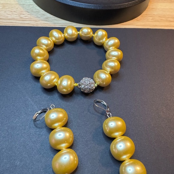 Golden Shell Pearl and Australian Crystal Bracelet and Earring Set - Picture 2 of 6